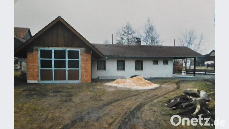 1985 folgte schließlich der Anbau des Gerätehauses (links), das sich die aktiven Brandschützer von Anfang an gewünscht hatten. Bild: hai