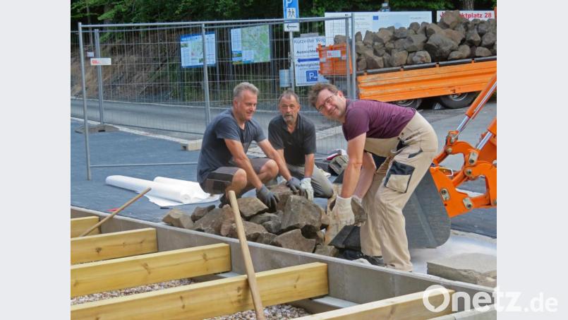 Schwerstarbeit leisteten die beiden Stadträte Helmut Schäffler (links) und Manfred Rix (Mitte), sowie Bürgermeister Wolfgang Haberberger (rechst) beim Verlegen von Basaltsteinen im Eingangsbereich des neuen Infozentrums Rauher Kulm. Bild: ow