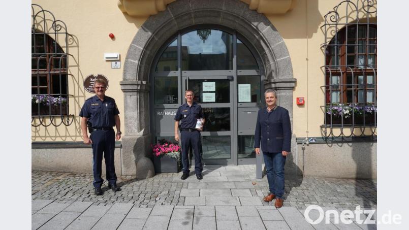 Kriminalhauptkommissar Thomas Mikolei (Mitte) stellt sich mit Polizeiinspektionsleiter Martin Zehent (links) bei Bürgermeister Andreas Wutzlhofer (rechts) im Rathaus vor. Der Eschenbacher wird für ein halbes Jahr den Stellvertreterposten bei der PI Vohenstrauß übernehmen. Bild: dob