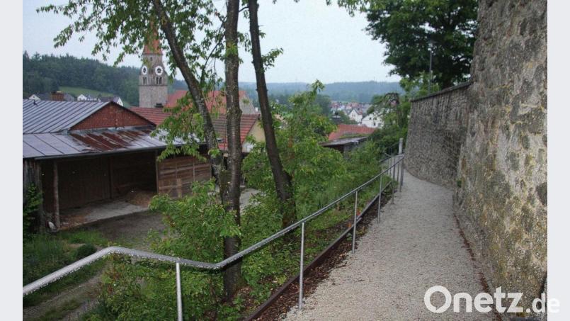 Neugestaltet wurde der Aufgang zur Falkenberger Burg. Über die Fertigstellung der Arbeiten informierte Bürgermeister Matthias Grundler in der Marktratssitzung. Bild: wro