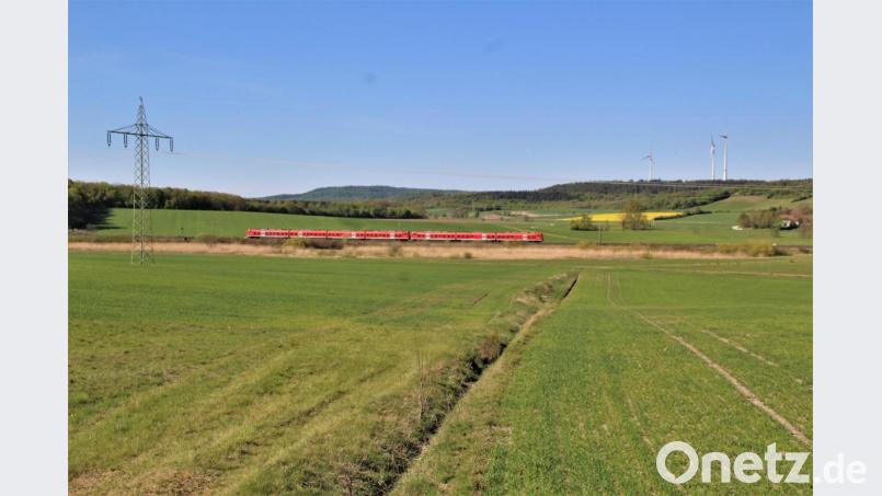 Das von der Bahn zur Verfügung gestellte Bild zeigt einen Bahnstrommasten entlang einer Bahnstrecke in Unterfranken. Bild: DB AG/Marion Fink