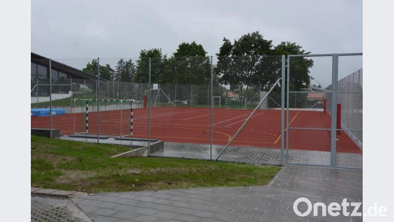 Für 455.000 Euro baut der Landkreis Tirschenreuth beim Stiftland-Gymnasium einen neuen Allwetterplatz, der am Donnerstagvormittag offiziell an die Schule übergeben wurde. Bild: jr