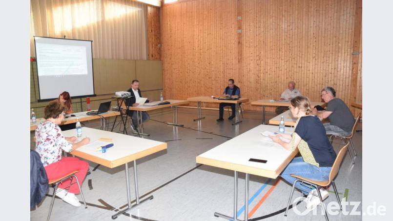 Die Verwaltungsräte Gerlinde Janker, Stephanie Kuchlbauer, Rainer Schmeidl, Werner Braun, Bürgermeister Ludwig Gürtler, Bürgermeister Anton Kappl (vorne von links beginnend) sowie Kämmerin Sabrina Schaffner bei der konstituierenden Sitzung. Bild: fz