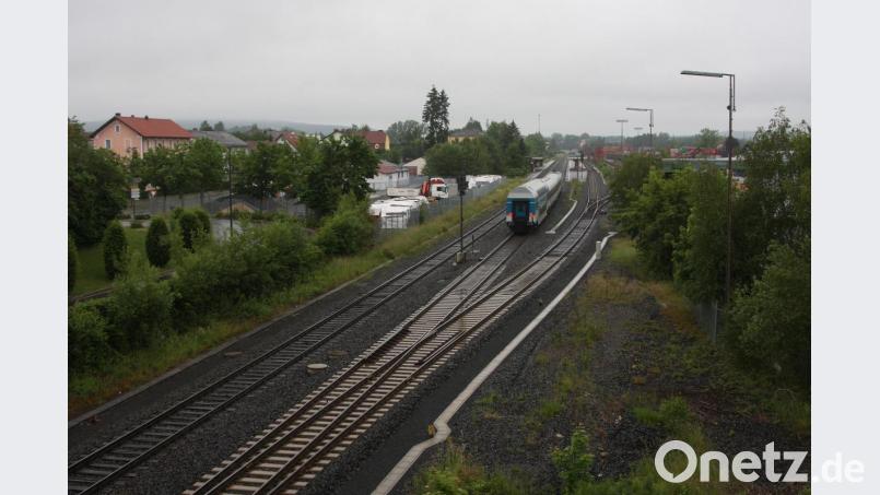 Die geplante Elektrifizierung wird auch in Wiesau begrüßt. Dank eines neu aufgelegten Förderpaketes könnten dort auch die Bahnsteige im zentral gelegenen Bahnhof behindertengerecht umgebaut werden. Bild: wro