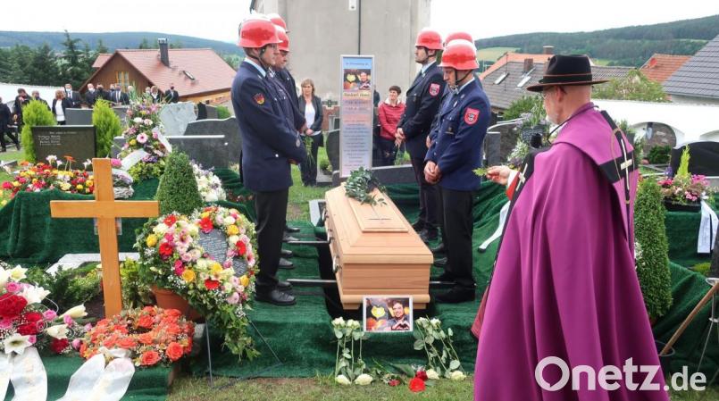 Pfarrer Walter Hofmann gestaltete die Beerdigung für den verstorbenen Hans Gradl. Aktive der Feuerwehr standen Spalier am Sarg. Bild: Hirsch
