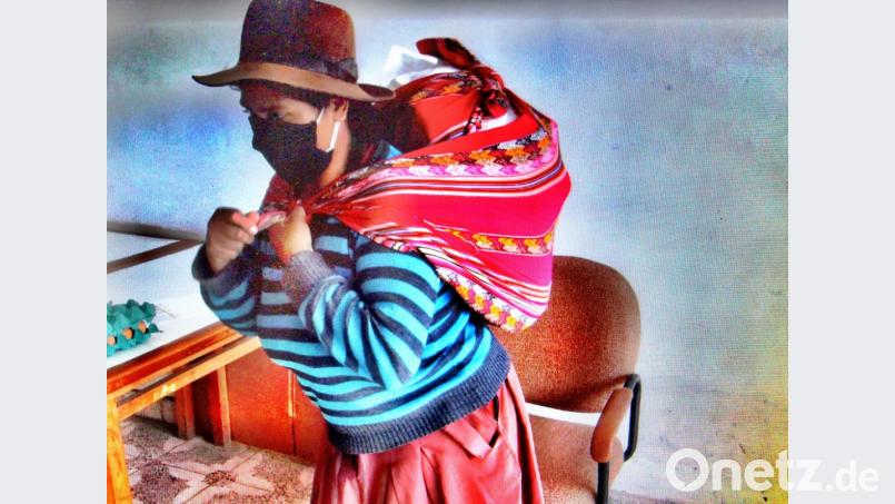 Wer die Möglichkeit hat, holt sich Lebensmittelpakete ab und trägt sie im Tragetuch nach Hause. Repro: ds