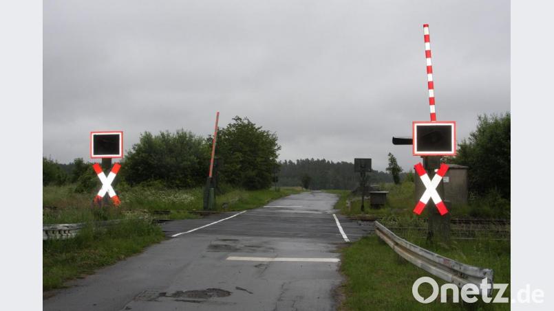 Bleiben werden auch nach der Elektrifizierung der Bahnstrecke die bisherigen Bahnübergänge, wie hier im Wiesauer Gemeindeteil Schönfeld. Gegebenenfalls müssen sie aber an die Elektrifizierung angepasst werden. Bild: wro