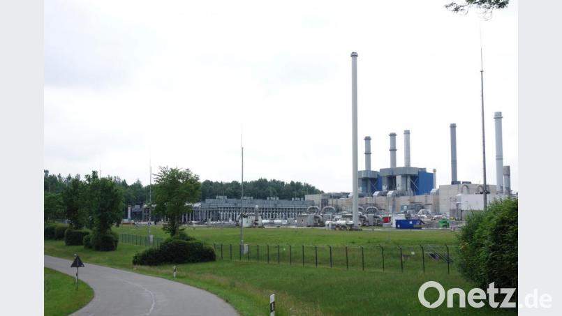 Die Hochtemperatur-Fackel (im Vordergrund) an der Straße nach Reichenau soll durch einen Neubau an das modernisierte Entspannungskonzept der Gas-Verdichterstation angepasst werden. Bild: fjo