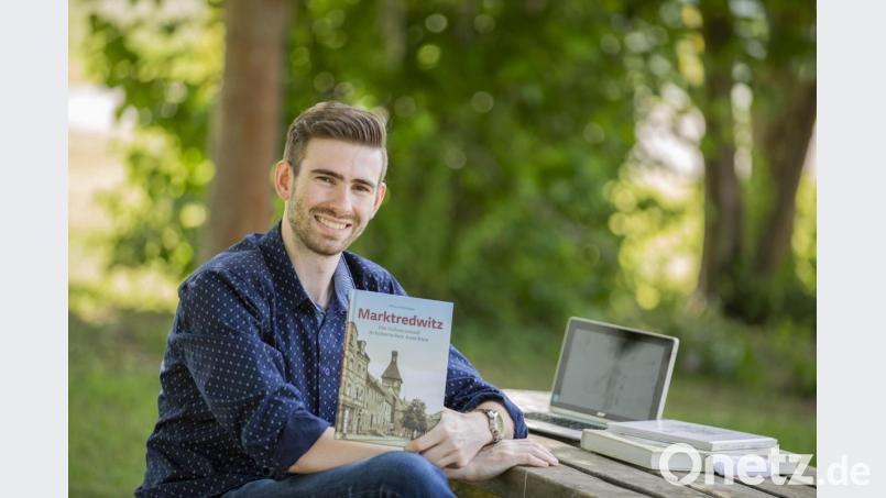 Tobias Damberger mit seinem Buch über Marktredwitz Bild: hwk