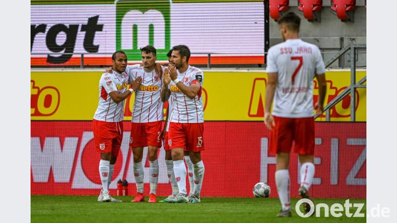 Der SSV Jahn feiert den Klassenerhalt. Bild: Armin Weigel/dpa