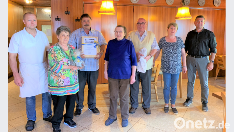Monika und Harald Gerschwitz sowie ihr Sohn Andree freuen sich über die Ehrung durch Bürgermeister Rainer Rewitzer, Quartiergeberin Christa Ärmer sowie den Gastronomen Erika und Hans Weig vom Gasthof &quot;Weißes Lamm&quot;. Bild: tu