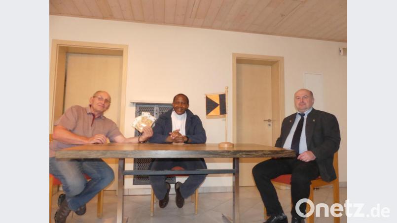 Kolpingvereinsvorsitzender Reinhold Graßler übergibt Pfarrvikar Dr. Usman eine Brunnenspende in Höhe von 200 Euro. Bild: rn