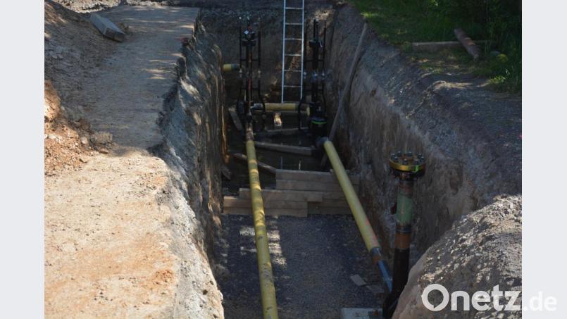 Vor dem Bau des neuen Gebäudes werden die Eingangsleitungen der Ferngasnetzgesellschaft verlegt. Bild: jr
