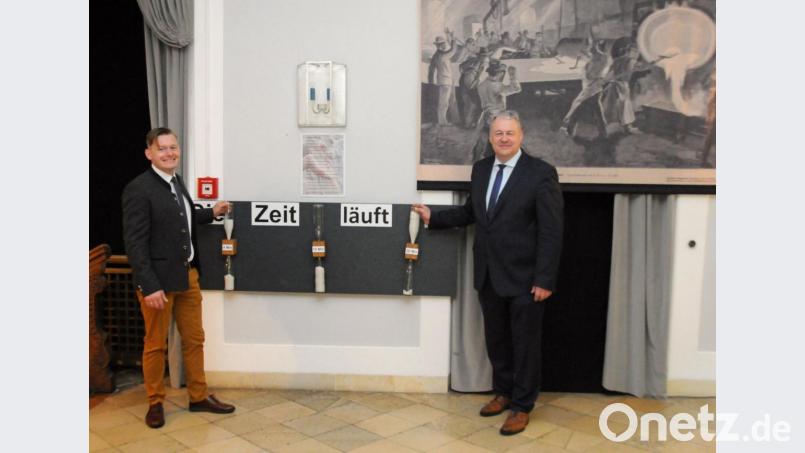 Wer hat an der Uhr gedreht? Diesmal war es nicht Paulchen Panther, sondern Landrat Richard Reisinger (rechts) und Museumsleiter Martin Schreiner (links), die die interaktive Ausstellung „Wunderwelt Sand“, in diesem Fall anhand der unterschiedlichen Sanduhren, ausprobierten. Bild: Christine Hollederer/exb