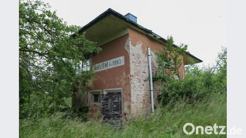 &quot;Das Ding ist keine fünf Euro wert&quot;, sagte Bürgermeister Werner Prucker über das marode und unerschlossene Stellwerkhäuschen in Reuth. Nun wurde es für 5500 versteigert. Bild: Roland Wellenhoefer