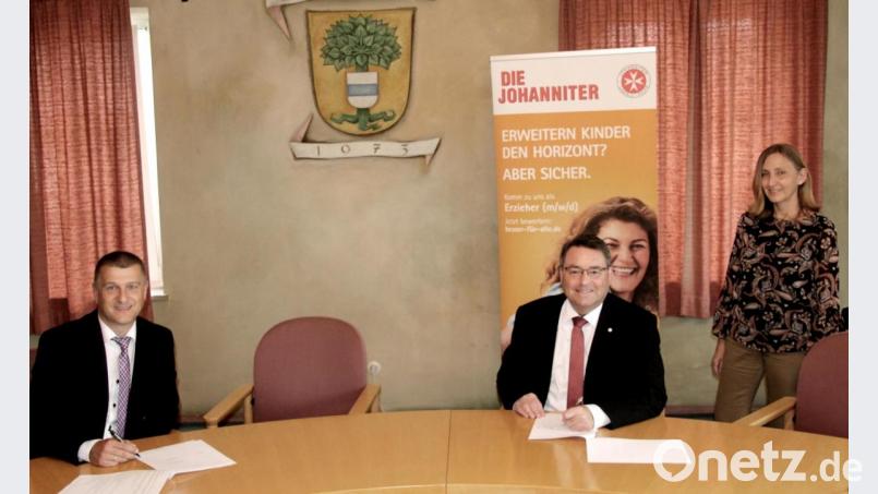 In gebührendem Sicherheitsabstand, aber verbunden im gemeinsamen Projekt: Bürgermeister Dietmar Schaller (links), und die Johanniter-Unfall-Hilfe als Träger mit Regionalvorstand Martin Steinkirchner und Sachge-bietsleiterin Sylvia Meyer. Bild: fsb