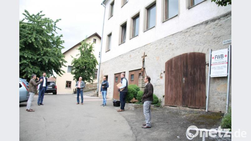 Bei einem Ortstermin am Kirchplatz schilderte (von links) Architekt Christian Schönberger gegenüber Bauoberrat Martin Stahr, Bürgermeister Walter Schauer, Bauunternehmer Franz Wilhelm, VG-Leiter Jürgen Steinbauer und Drittem Bürgermeister Martin Winter die Baumaßnahme. Bild: dl