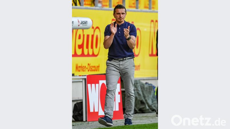 Applaus nicht nur von, sondern auch für Mersad Selimbegovic. Der Jahn-Trainer hat in seinem ersten Jahr als Chef den Klassenerhalt mit dem SSV Jahn Regenburg geschafft. Bild: Armin Weigel/dpa