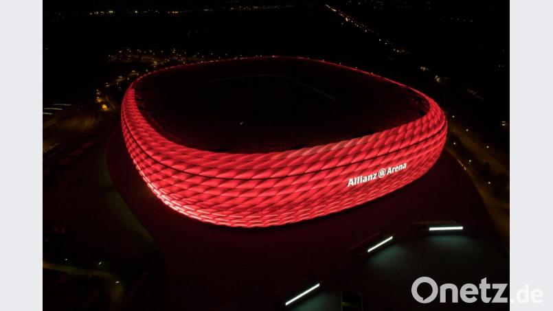 Die erleuchtete Außenhülle der Allianz Arena in München am Abend. Archivbild: Sven Hoppe/dpa