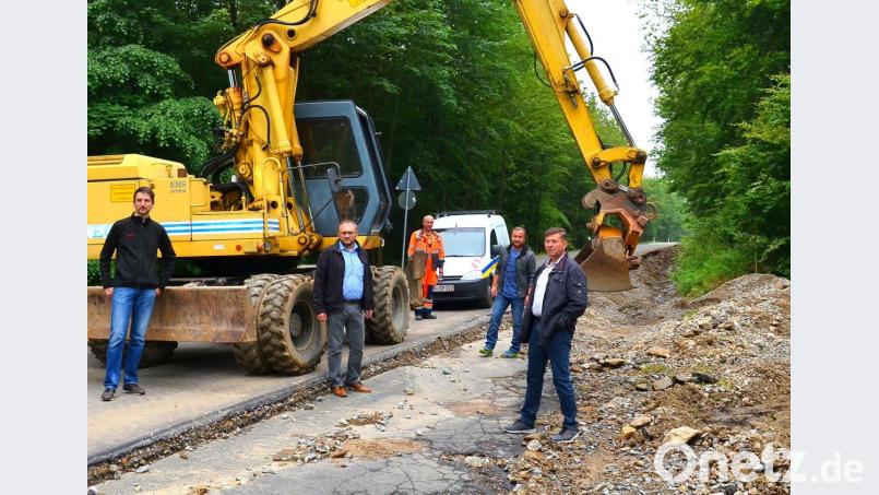 Der Abstimmung einer gemeinsamen Schadensbehebung dient eine Lagebesprechung von Christian Meier, Markus Bauriedl, Siegfried Völkl, Uli Rupprecht und Rainer Rewitzer (von links). Bild: fjo
