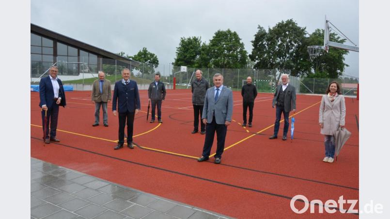 Die geladenen Ehrengäste, Planer und Schulleiter nach der Übergabe des Allwetterplatzes an das Stiftland-Gymnasium. Dankesworte sprachen Landrat Roland Grillmeier (Dritter von links), Schulleiter Albert Bauer (Vierter von rechts), Bürgermeister Franz Stahl (links), Architekt Eugen Schimmel (Zweiter von rechts) sowie der frühere Schulleiter Georg Hecht (Zweiter von links). Bild: jr