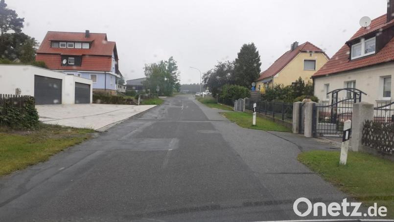Die Grafenwöhrer Straße in Freihung soll von der Bahnlinie bis zum Industriebetrieb TWL nach dem Antrag eines Anliegers saniert werden. Bild: bk