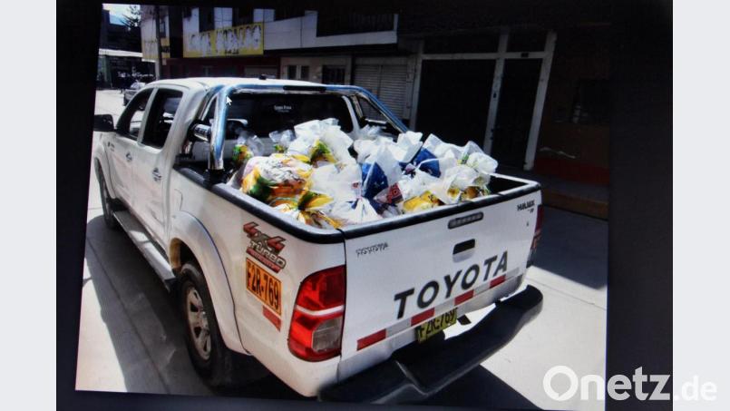 Die Lebensmittelpakete werden auf einen geliehenen Pick-Up verladen und in die Armenviertel und die entlegenen Gebiete transportiert. Repro: ds