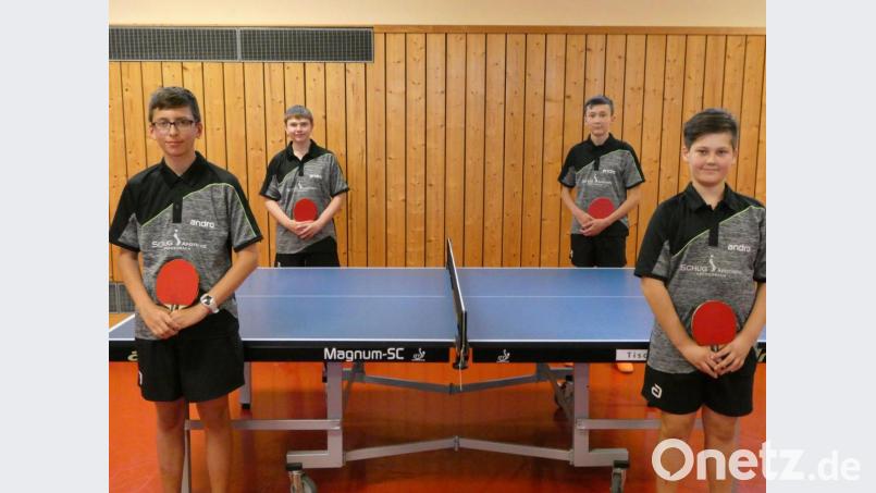 Die Spieler der 2. Tischtennisjugend des SC Eschenbach können stolz sein: Sie steigen in der nächsten Saison in die Bezirksliga A auf. Im Bild sind Marc Übelacker, Fabian Groher, Justus Hornung und Leon Fees (von links) Bild: btb