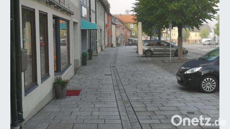 Um die Sicherheit von Fußgängern am Oberen und Unteren Marktplatz (Bild) in Mitterteich zu erhöhen, gibt es zunächst Verwarnungen und später Bußgelder für Fahrradfahrer auf den Gehwegbereichen entlang der Häuser. Bild: lnz