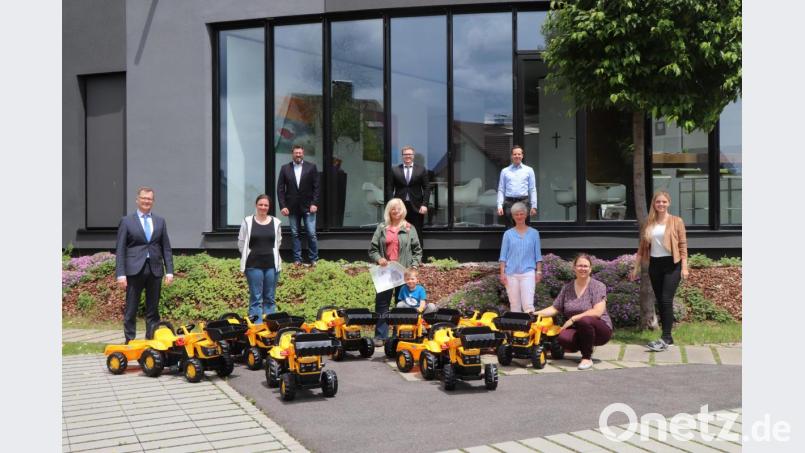 Je zwei Tret-Traktoren gehen an den evangelischen und katholischen Kindergarten und das Kinderhaus „Kunterbunt“ in Tirschenreuth sowie das Kinderhaus „Dorfpiraten“ Mähring. Die vier Erzieherinnen aus dem „Kunterbunt“-Kindergarten (Mitte) freuen sich. Für das Foto hat der kleine Gregor perfekt eingeparkt. Bild: vlu