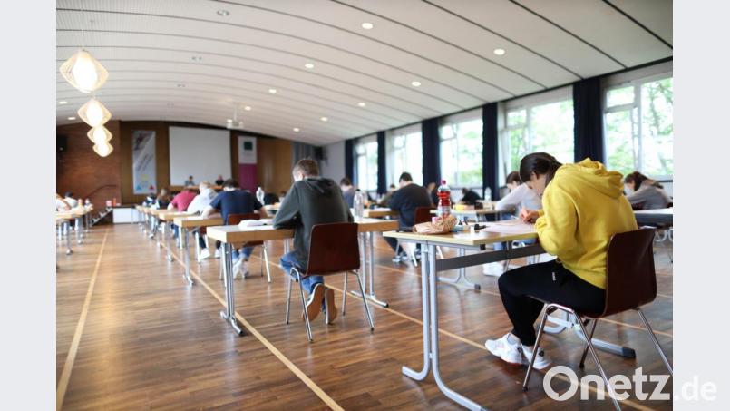 Start der Abiturprüfungen an FOS und BOS in Marktredwitz. Los ging es mit Deutsch. Bild: dtr