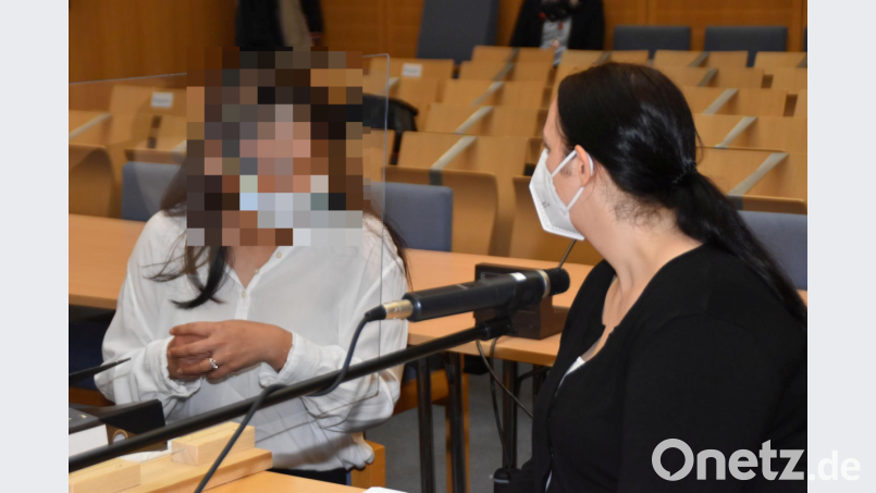 Die 26-jährige Angeklagte (links) mit ihrer Dolmetscherin. Bild: hcz