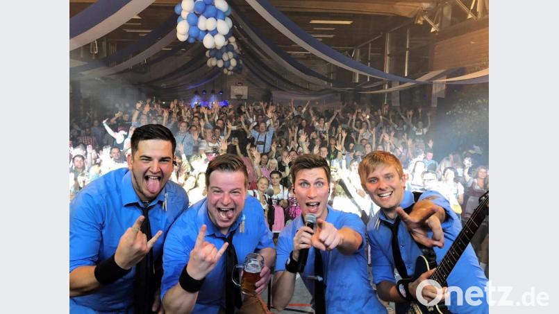 Die "Rotzlöffl" sind mittlerweile alte Hasen im Geschäft mit der Bierzelt-Stimmung. Christoph Plank (Dritter von links) hat sich nun auch zur Diskussion um das Donaulied geäußert. Archivbild: Rotzlöffl