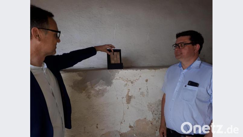 Bürgermeister Bernd Sommer bei einem Termin im Stadel zusammen mit Planer Markus Braun (rechts) vom Atelier Braun. Bei einem Ortstermin im Friedhofsstadel hatte Braun ein Modell der künftigen Wandgestaltung mit den Kojen dabei. Bild: pz