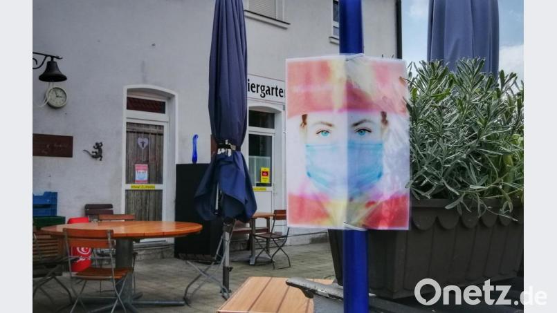 Die Gastronomie hat seit mehreren Wochen wieder geöffnet. Auch im Biergarten herrscht Maskenpflicht. Wirte aus dem Landkreis Schwandorf erzählen von ihren Erfahrungen. Bild: anv