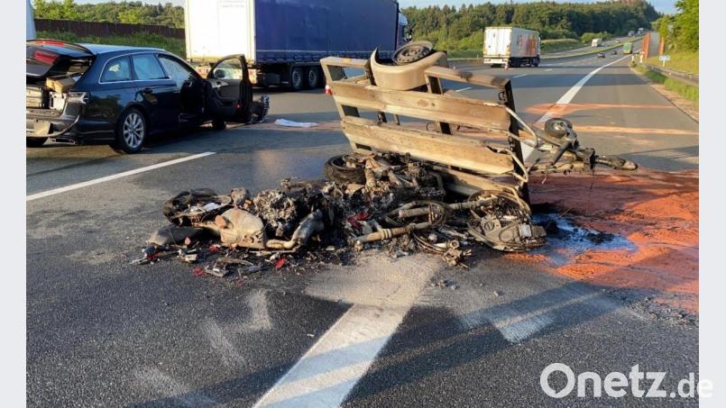Ein Anhänger und Motorräder liegen ausgebrannt auf der Autobahn A9 bei Betzenstein. Bei einem missglückten Überholmanöver sind zwei Motorräder komplett verbrannt und eine Limousine schwer beschädigt worden. Bild: Verkehrspolizeiinspektion Bayreuth/dpa