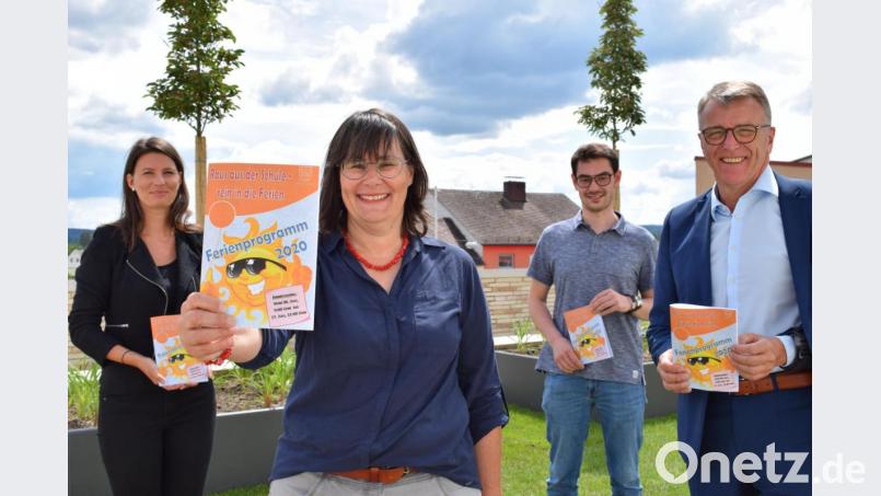 Tourist-Info-Leiterin Stefanie Süß, ihre Mitarbeiterin Petra Römer und der neue Jugendbeauftragte Sebastian Wiedemann präsentieren gemeinsam mit Bürgermeister Franz Stahl das diesjährige Ferienprogramm. Bild: szl