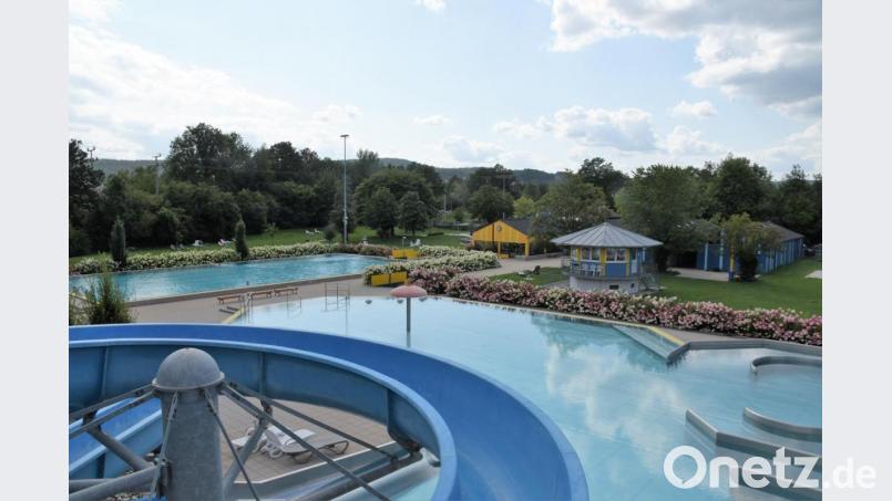 Bleiben die Becken im Neunburger Erlebnisbad heuer leer oder führt doch ein Weg zum Schwimmspaß hin? Ein Beschluss im Hauptausschuss sieht im Haushalt 150 000 Euro als Defizit-Ausgleich bei einer Öffnung des Bades vor. Bild: mp