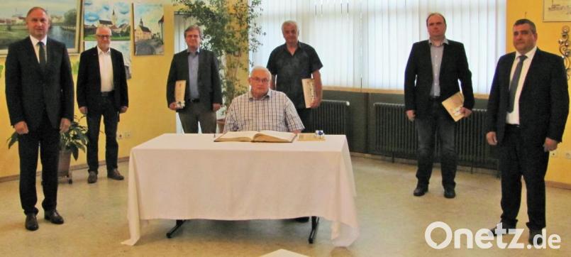 Mit Urkunde und Geschenk werden die ausgeschiedenen Mitglieder des Marktrates Bernhard Weigl von der SPD (Dritter von links) Franz Sperl von den Freien Wählern (Dritter von rechts) und Matthias Kohl von der CSU (Zweiter von rechts) sowie Werner Paulus von der FWG (vorne sitzend) mit einem Geschenk und einer Urkunde verabschiedet. Christine Härtl und Reinhold Meier bekommen ihre Urkunden nachgereicht. Bild: sei