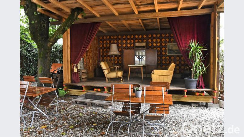 Auf der Bühne im Wild Vaitl in Amberg spielen am Samstag die Bands Delicious und J-Steam. Zuschauer erhalten begrenzt zum Biergarten Zutritt. Die Auftritt wird live ins Internet übertragen. Bild: Petra Hartl