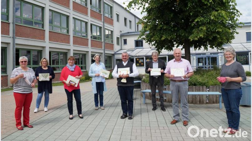 Angelika Vogl (links), die Vorsitzende des Katholischen Frauenbundes, übergab eine Spende über 5700 Euro an verschiedene Einrichtungen, die sich für Kinder stark machen. Bild: weu