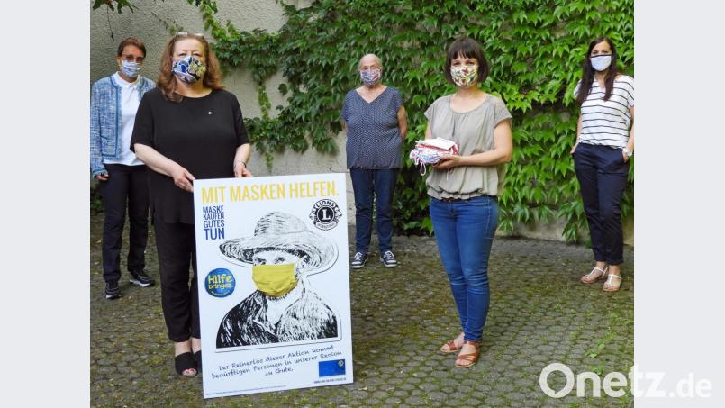 „Die Spende kommt zur richtigen Zeit.“ Mit diesen Worten danken Enikö Nagy, Leiterin des Frauenhauses, (vorne, rechts) sowie Vorsitzende Ursula Barrois (Mitte) und Ines Fröhlich (hinten, rechts) vom Verein „Die Initiative“ dem Lions-Club „Goldene Straße“, vertreten durch Präsidentin Andrea Schubert (vorne, links) und Petra Helgert. Bild: Winkler
