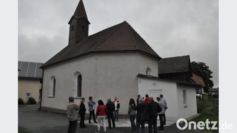 Bei der Kirche in Ramlesreuth nahm der Bauausschuss den WC- und Sakristeianbau in Augenschein Bild: ak
