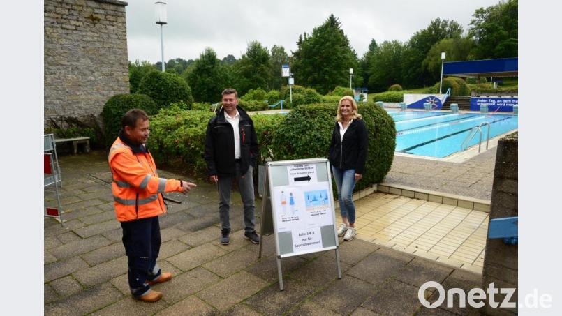 Das Pleysteiner Freibad öffnet am Samstag um 10 Uhr zum ersten Mal in dieser Saison. Hinweisschilder geben den Badegästen die Richtung vor, so dass Begegnungen weitgehend vermieden werden. Über die Corona bedingt verspätete Öffnung freuen sich Bademeister Hubert Rewitzer, Bürgermeister Rainer Rewitzer und Zweite Bürgermeisterin Andrea Lang. Bild: bey