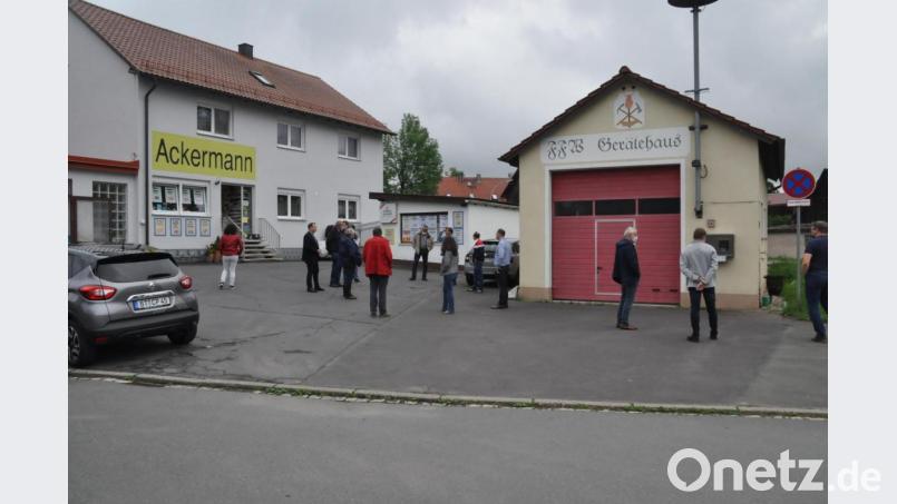 Park- und Zufahrtsfläche Gerätehaus und Lebensmittelgeschäft Ackermann Bild: ak