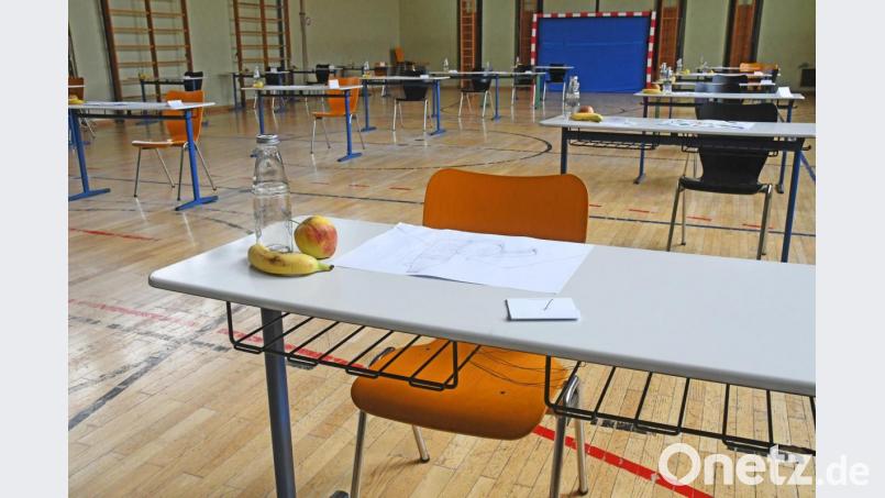 Äpfel, Bananen und Flaschen auf jedem Tisch: Keine Prüfungsunterstützung, sondern Teil der Kunstprüfung. An der Pestalozzi-Mittelschule starteten am Mittwoch die schulinternen Abschlussprüfungen. Die zentralen Termine wurden wegen Corona nach hinten verschoben. Bild: Gabi Schönberger
