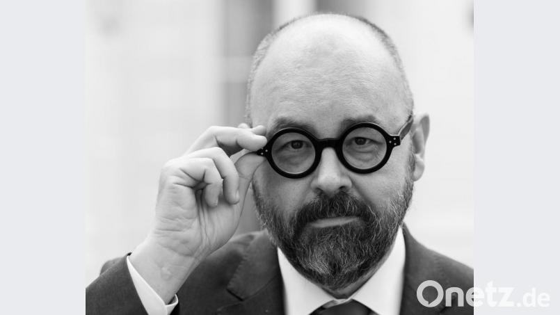 Bestsellerautor Carlos Ruiz Zafon bei der Veröffentlichung seines Romans "Das Labyrinth der Lichter". Der Autor ist im Alter von 55 JAhren gestorben Bild: Christophe Gateau/Dpa