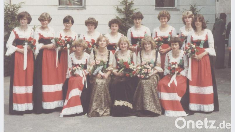 Die damals 17-jährige Fahnenbraut Elisabeth Pöhnl (Bildmitte) stand mit 13 Festdamen beim Vereinslokal „Kuch“ 1978 nach der Fahnensegnung im Fokus. Archivbild: gz