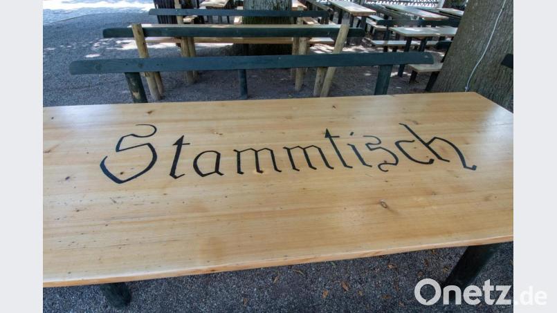 "Stammtisch" steht auf einem Tisch in einem Biergarten. Auch für Stammtisch-Gruppen sind Treffen nun wieder möglich. Bild: Armin Weigel/dpa