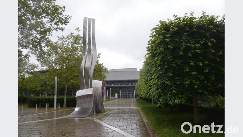 Die Max-Reger-Halle soll am Montag um 22 Uhr rot illuminiert werden. Bild: Kunz